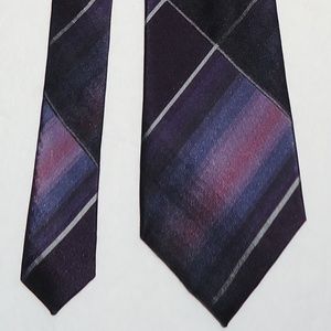 NWT. 100% SILK KENNETH COLE REACTION TIE.